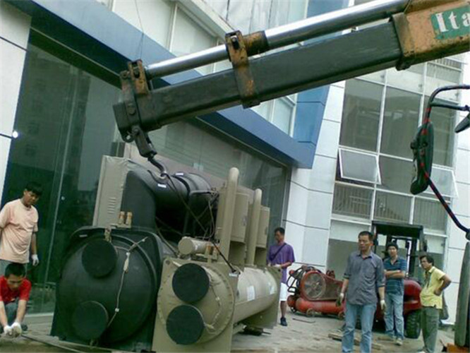 临潼区随车吊和汽车吊的核心区别是什么？哪种更省钱？